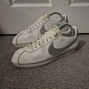 Nike Cortez Entrenadores UK 7 EU 41 Blanco Plata Clásico Cuero Tenis - Imagen 1 de 12