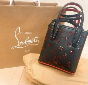 Christian Louboutin Cabata borsa a mano tracolla borchiata pelle nera con scatola - Foto 1 di 9