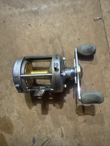 Carrete de pesca Shakespeare SKP 2000C nivel fundición de viento mano derecha. Buen estado. - Imagen 1 de 8