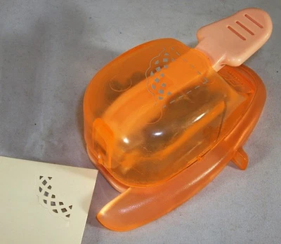 3/4" SCALLOPED LATTICE CORNER Craft Paper Punch - EK Success with corner guides - Image 1 of 3