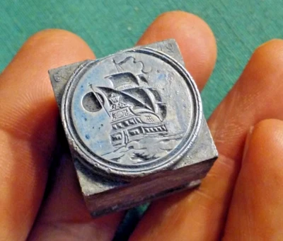 老式金属铅底座打印块压旧盖伦帆船圆形图像 — 第 1/4 张图片