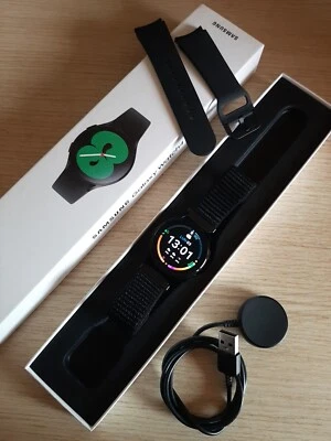 Samsung Galaxy Watch4 40mm Cassa di Alluminio, Cinturino Sportivo Nero, Orologio - Immagine 1 di 3