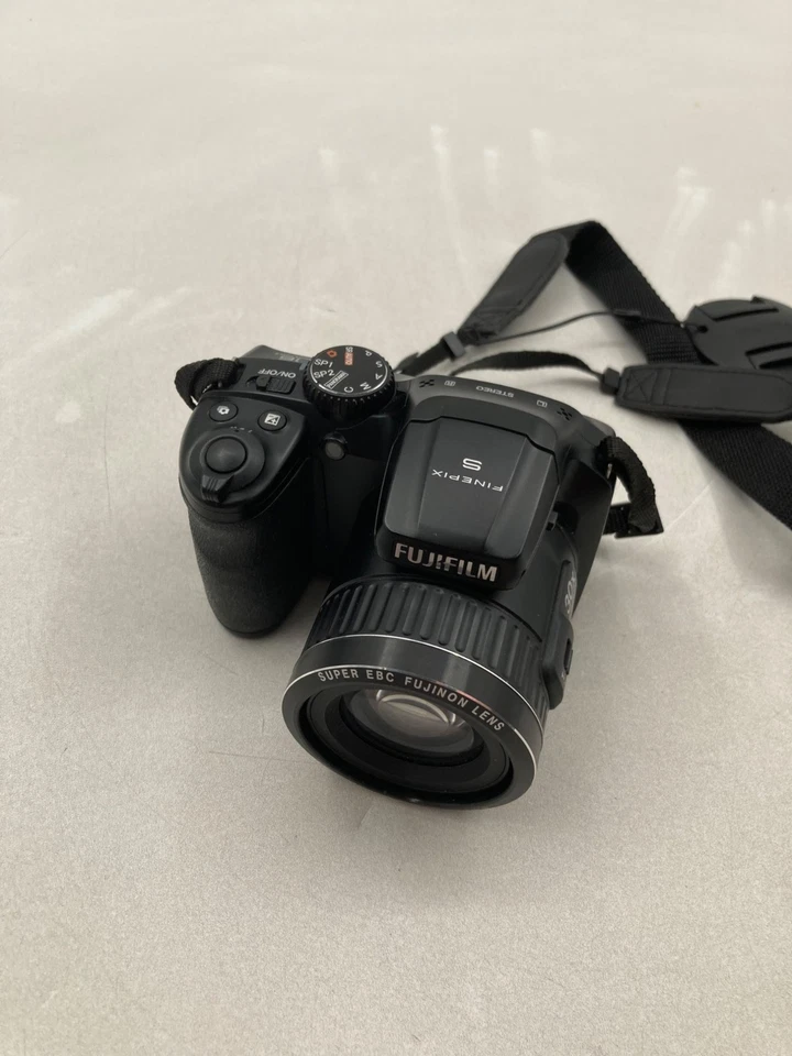 Fujifilm FinePix S Digital Camera 30x Optical Zoom 16MP Full HD Video - Image 1 of 4