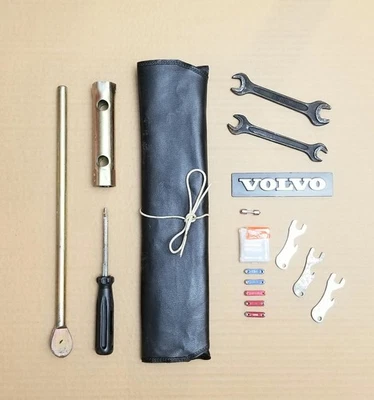 VOLVO винтажный 240 244 245 запасная шина инструмент набор 1990-х предохранители и значок - Изображение 1 из 2
