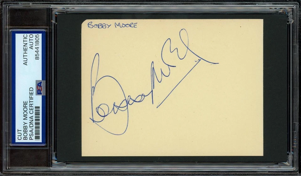 BOBBY MOORE (1941-1993) autograph cut | England Footballer signed PSA/DNA cert! - Image 1 of 1