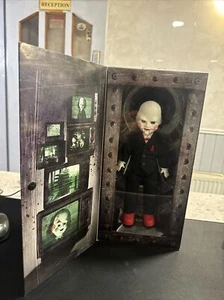 Mezco Living Dead Dolls Saw Billy il pupazzo di Jigsaw Killer Action Figure NEW - Picture 1 of 3