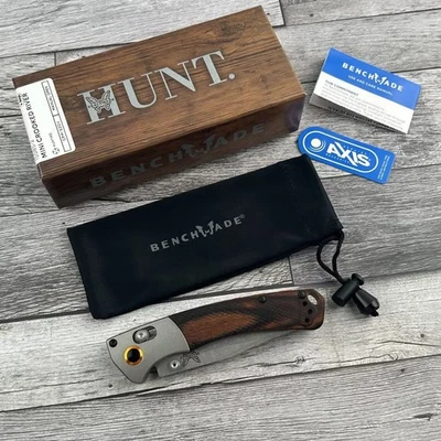 Faca dobrável Benchmade 15085-2 clássica mini lâmina preta estabilizada cabo de madeira - Imagem 1 de 4