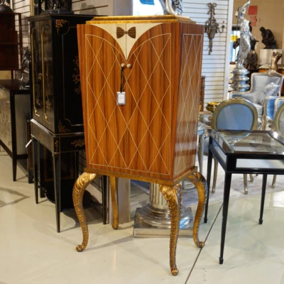 Mueble de bar único de esmoquin de palisandro y arce con iluminación LED Foto 1 de 4