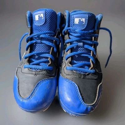 Youth Under armour Baseball Cleats 4.5 - Image 1 of 4