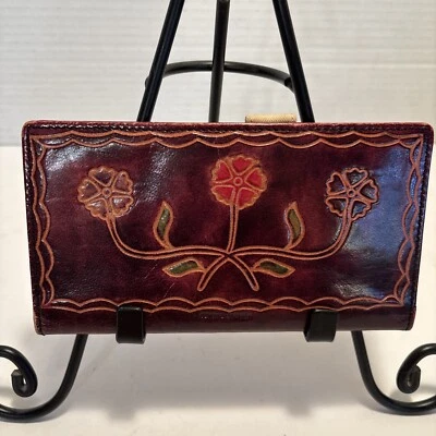 Portatarjetas de crédito y chequera de cuero trabajado marrón con flores de colores Foto 1 de 4