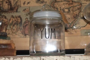 Rae Dunn Klarglas Kanister - YUM - Neu mit Etikett - Bild 1 von 3