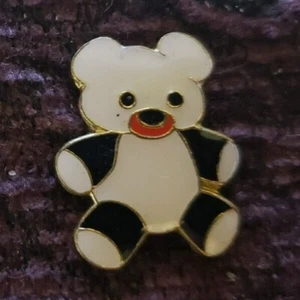Vintage Emaille Panda Bär Stofftier Hut Pin Größe 1" L x 3/4" B - Bild 1 von 1
