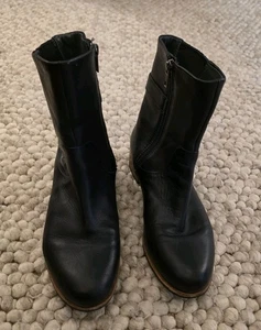 UGG WMNS SZ 9 BLACK LEATHER ANKLE BOOTS - Picture 1 of 9
