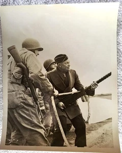 TG-P-19 Original War Info Photo WW2 Eisenhower fires Browning from hip #17-ph - Picture 1 of 4