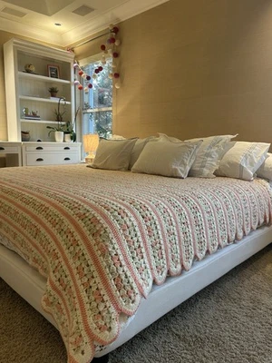 Manta de ganchillo hecha a mano rubor rosa crema beige colcha grande vintage Foto 1 de 4