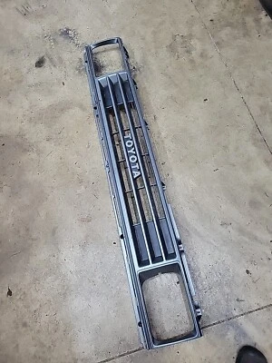Toyota 4 Runner 1987 2x2 parrilla superior central delantera OEM 53100-89118/9  Foto 1 de 4