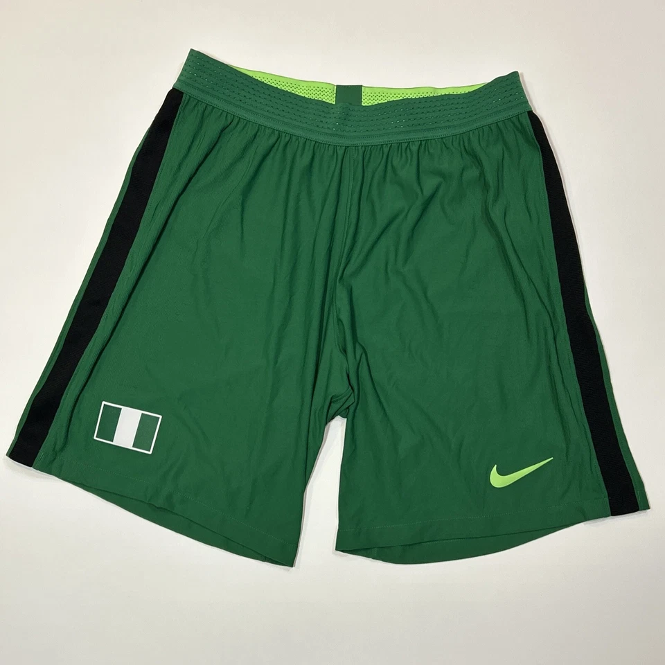 Pantalones cortos de la selección nacional de fútbol de Nigeria para hombre grandes verdes Nike Swoosh fútbol Foto 1 de 4