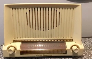 Vintage Bakelite Table Radio. General Electric Model 423 - Picture 1 of 10