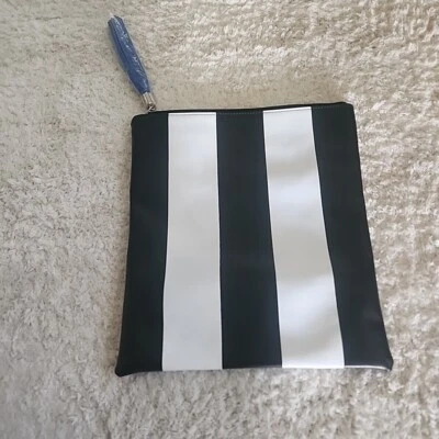 Nuevo bolso de maquillaje a rayas blanco y negro Saks Fifth Avenue Foto 1 de 4