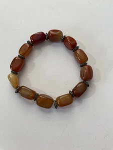 Brazalete elástico de piedras preciosas de ágata cornalina con cuentas espaciadoras texturizadas en tono plateado - Imagen 1 de 7