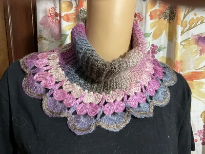 Poncho mediano hecho a mano con collares de ganchillo multicolor Foto 1 de 4