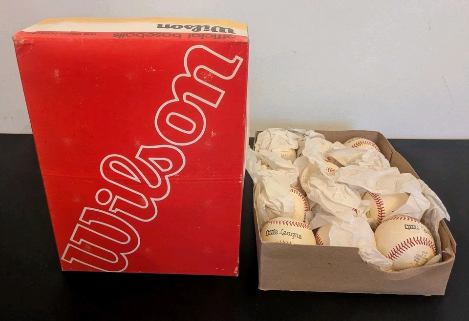 Nuevo en Caja Docena Wilson Senior Little League Pelotas de Béisbol Costura Elevada ~ A1074  Foto 1 de 4