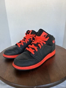 Nike Air Jordan 1 Mid schwarz Damengröße 8,5 Lifestyle Sportschuhe Turnschuhe 7Y - Bild 1 von 9