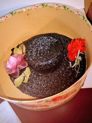 Винтажная черная соломенная шляпа 1940-х с красными и розовыми цветами - Изображение 1 из 4