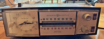 Vintage GE Analog Clock Radio C595A Solid State Nutmeg Wood Grain Alarm VIDEO - Image 1 of 4
