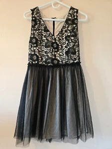 Schwarzes Midikleid mit Spitze und Tüll-Overlay für Damen - von Francescas - Größe M - Bild 1 von 9
