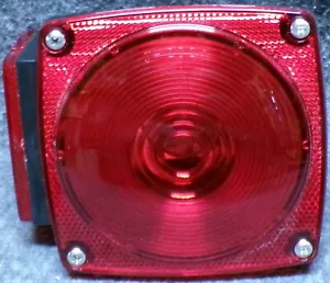 Conjunto de parada y giro J-2024L DOT ASTLP2J96 luz trasera lado carretera - Imagen 1 de 6