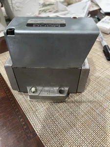 MOOG CONTROLS Servo Valve Model 62-229 Series 305. - Picture 1 of 6