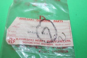 Nuevo de Lote Antiguo Original Kawasaki KV75 MT1 Válvula de Acelerador Resorte Asiento Clip OEM # 16007-001 - Imagen 1 de 4