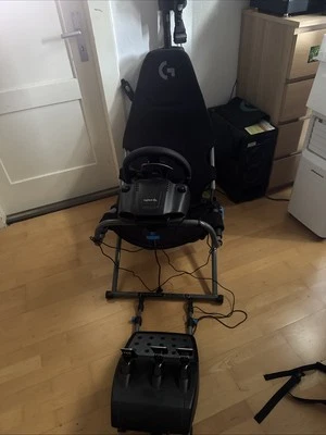 Logitech G29 Driving Force Rennlenkrad - Schwarz mit Stuhl und den Pedalen  - Bild 1 von 4