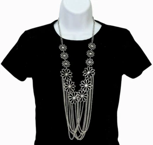 COLLAR FLORAL LARGO CAPRICHOSO SÚPER LINDO TONO PLATA CON PEDRERÍA - Imagen 1 de 4