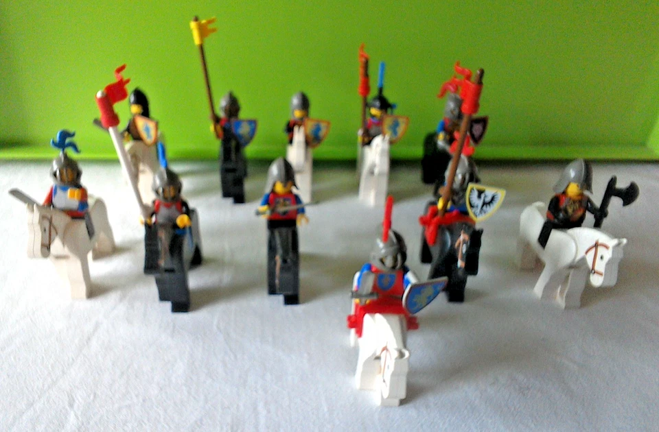 LEGO  12 Ritter zu Pferd/Zubehör/Bauplan - Bild 1 von 4