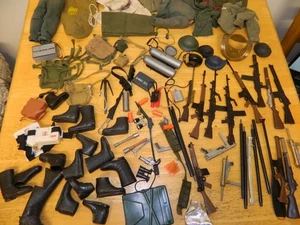JOB LOT OF VINTAGE ACTION MAN CLOTHES,GUNS AND ITEMS - Picture 1 of 10