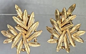 Crown Trifari Vintage Brushed Gold Tone Leaves Earrings J10 - Picture 1 of 3