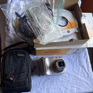 Kodak EasyShare C875 8.0 MP 5x Zoom Digital Camera Bundle w Mem Card, Case, More - Picture 1 of 19