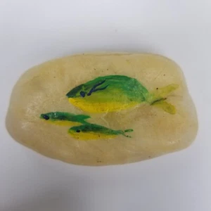 Original signierter Fisch handbemalt glatt griechisch Beach Rock Briefbeschwerer 1993 Vintage - Bild 1 von 7