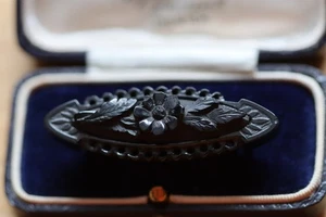Antiguo broche victoriano de luto Whitby Jet Forget Me Not floral - Imagen 1 de 7