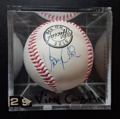 Бейсбольный мяч с автографом Винни Кастильи, Colorado Rockies, без сертификата подлинности. - Изображение 1 из 2