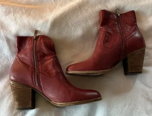 Bota Frye Essa Rubí Rojo Quemado Tacón Apilado Western Talla 9.5 M Botín al Tobillo Cremallera - Imagen 1 de 13