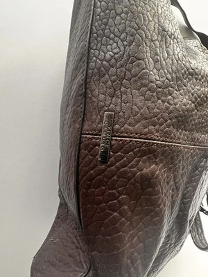 Bolso de Mano Vince Camuto Emely Cuero Guijarro Liso Marrón Oscuro/Color Vamp Foto 1 de 4