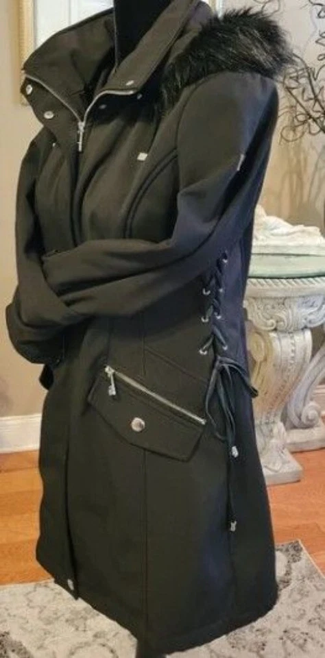 Parka larga con capucha de piel sintética negra Guess para mujer (XL) con cremallera y cierres a presión Foto 1 de 4