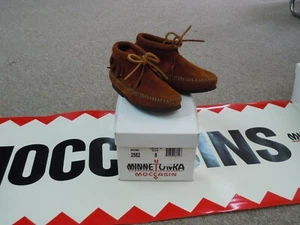 Neu im Karton!! Mädchen Minnetonka Mokassin Knöchelriemen mit Fransen braun  - Bild 1 von 3
