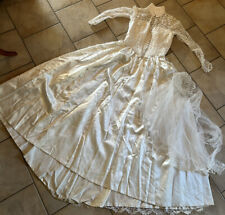 Schlichtes altes Hochzeitskleid Einzelstück maßgeschneidert Spitze und Seide