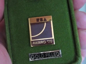 RBA Marca Registrada de STAUFFER SEEDS Pin de Premio 79 Semillas Llenas de Golf Publicidad 10KGF - Imagen 1 de 8