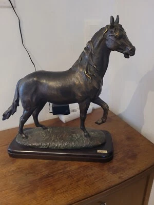 JOLI BRONZE CHEVAL signé A PAIZ avec socle en bois - Photo 1/4