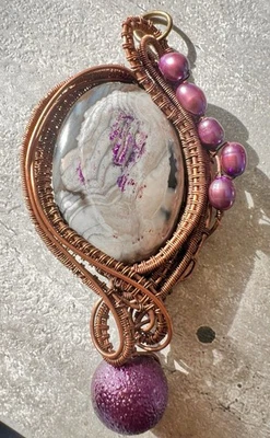 Colgante artesanal de alambre de cobre ágata de encaje loco con perlas moradas de agua dulce Foto 1 de 4